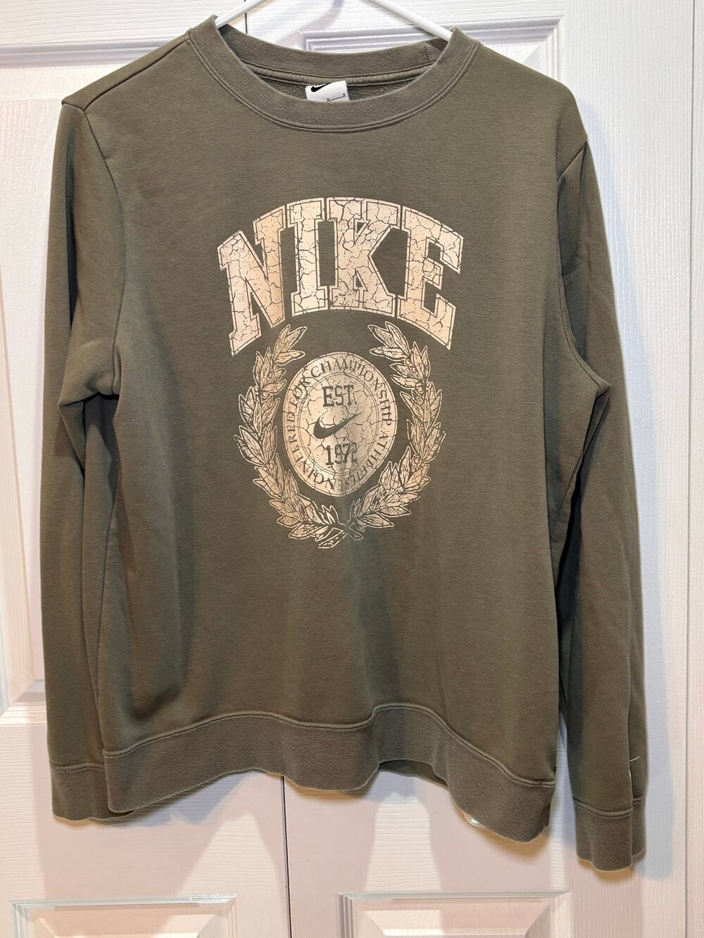 Nike Women’s Large Olive Green Est 1972 Collegiate Graphic Crewneck Sweatshirt